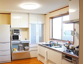 キッチンはクリナップのラクエラ、床は東洋テックスのAAシリーズ にて仕上げさせて頂きました☆ 家電収納を設置し、物入れ収納900×900も2か所造作して整理しやすくなりました(^O^)