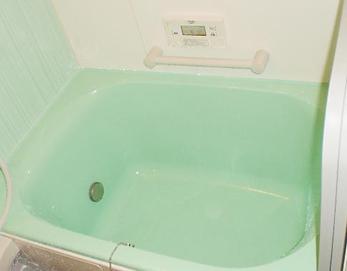 グリーンの鮮やかな浴槽で、いつも気持ちいい入浴ができる空間になりました！