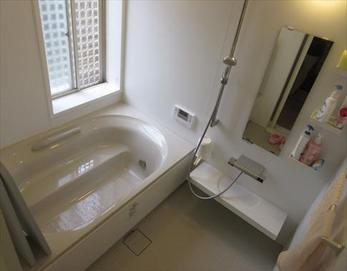 このようなスタイリッシュな浴室になりました！(＾◇＾) 【システムバスユニット型式】リクシル キレイユ