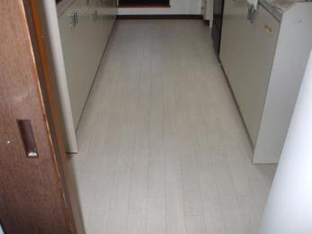 お客様の要望で床を張り替え、白い清潔感のある綺麗な床になりました！