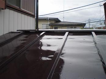 塗装の色が褪せてきて、屋根の劣化が進んでいる状態でした。 トタン屋根は錆が大敵です。錆止め塗料で下塗りした後に中塗り・上塗りをします。